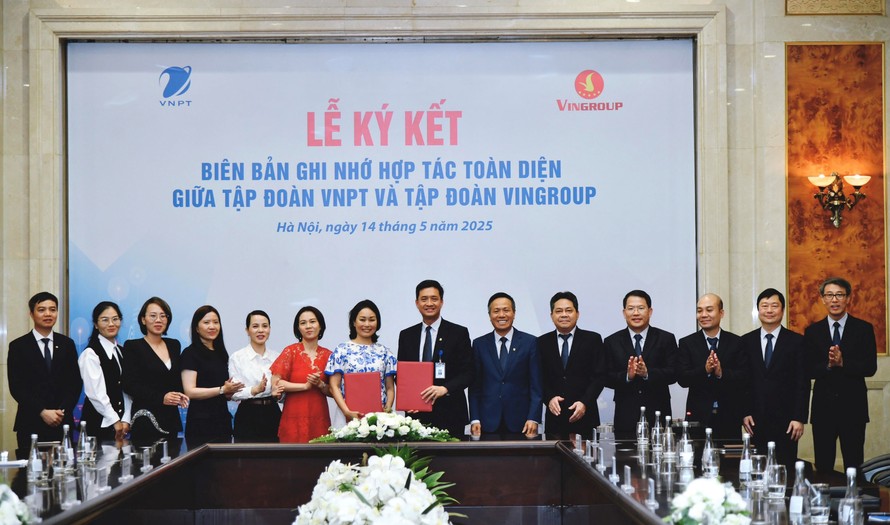 VNPT và Vingroup thực hiện nghi thức ký kết biên bản hợp tác giữa hai Tập đoàn.