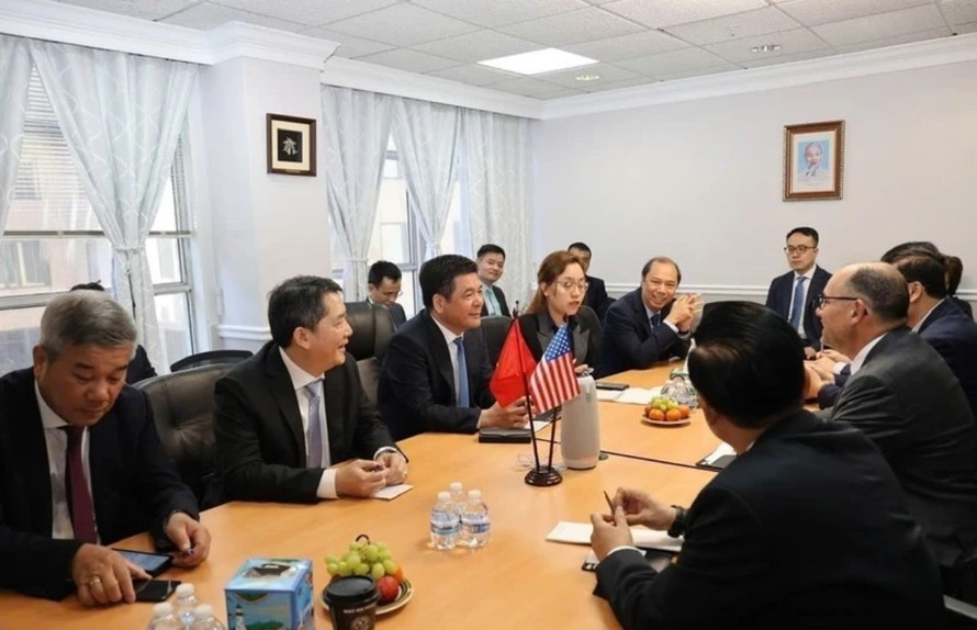 Quang cảnh buổi làm việc giữa Bộ trưởng Công thương Nguyễn Hồng Diên và lãnh đạo Tập đoàn Excelerate Energy (Hoa Kỳ)