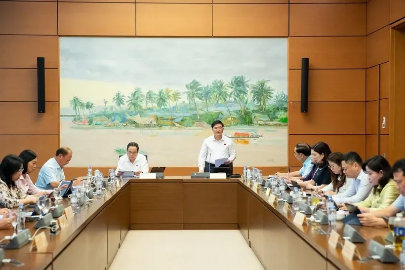 Đoàn đại biểu Quốc hội các tỉnh Hậu Giang, Bắc Ninh, Đắk Lắk và Lào Cai thảo luận ở tổ.