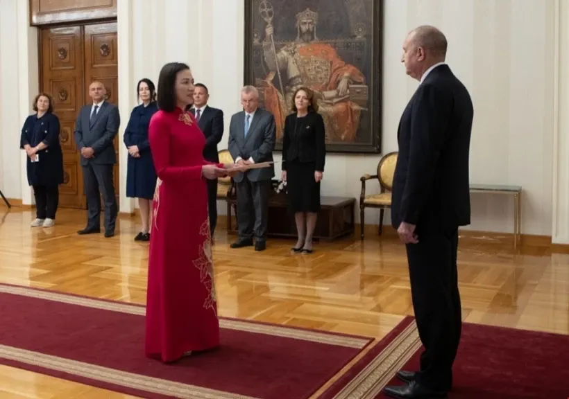 Đại sứ Việt Nam tại Bulgaria trình thư ủy nhiệm lên Tổng thống Bulgaria Rumen Radev. Ảnh: Việt Thắng