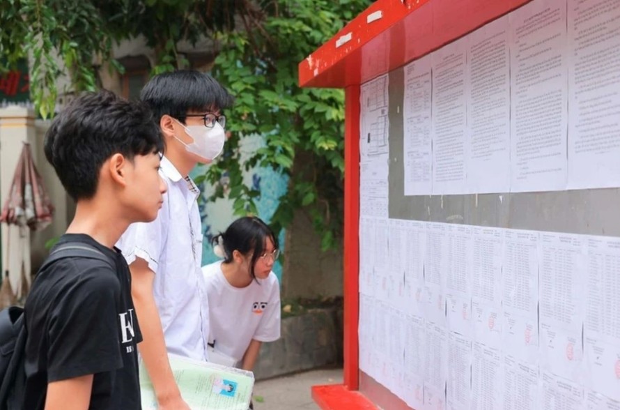 Thí sinh xem số báo danh dự thi vào lớp 10. Ảnh: Hoàng Hiếu