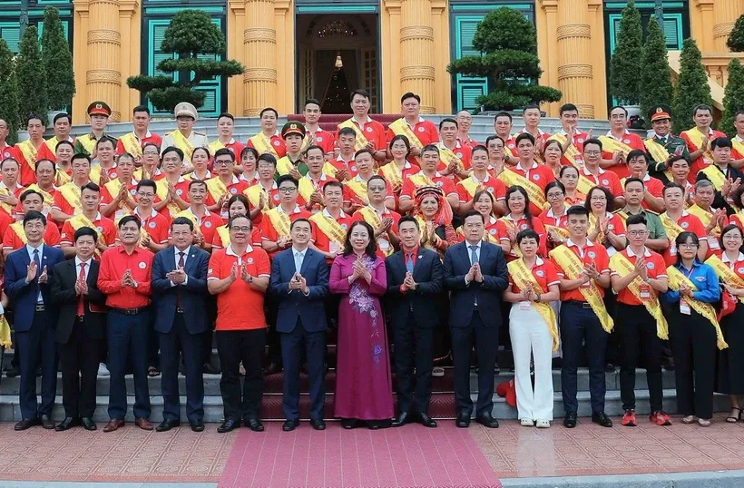 Phó Chủ tịch nước Võ Thị Ánh Xuân với các đại biểu. Ảnh: An Đăng