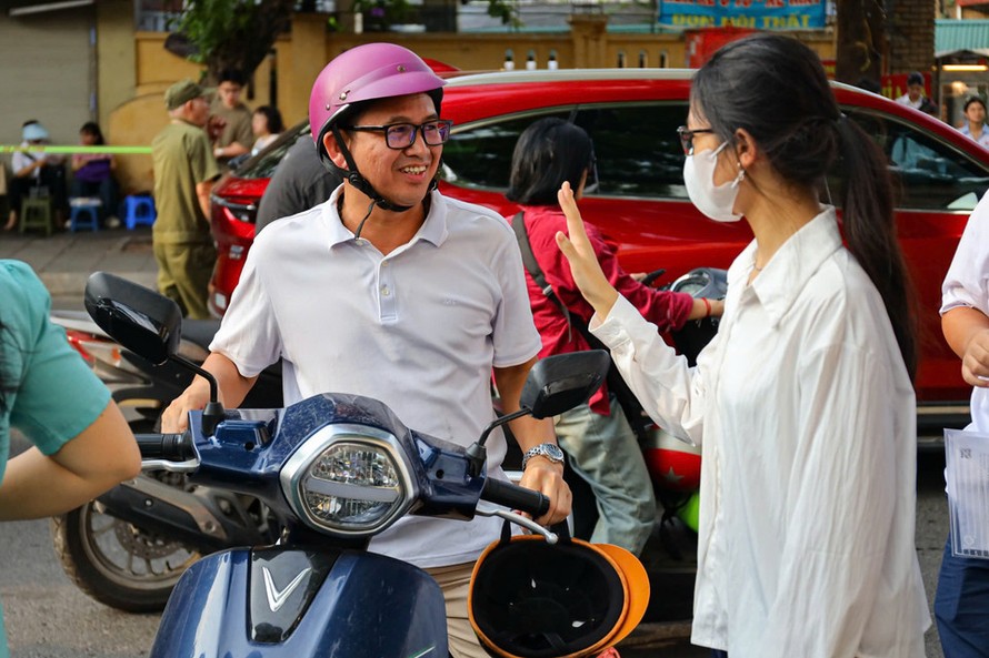 Sáng 7/6, hơn 100.000 học sinh Hà Nội chính thức bước vào kỳ thi tuyển sinh lớp 10 với môn thi đầu tiên.