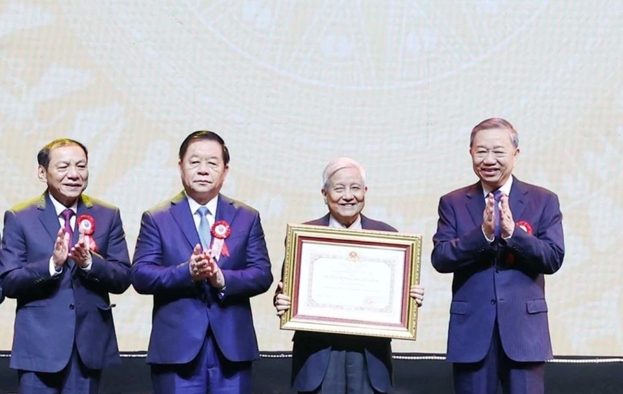 Tổng Bí thư Tô Lâm trao tặng Huân chương Hồ Chí Minh cho đội ngũ người làm báo. Ảnh: Thống Nhất