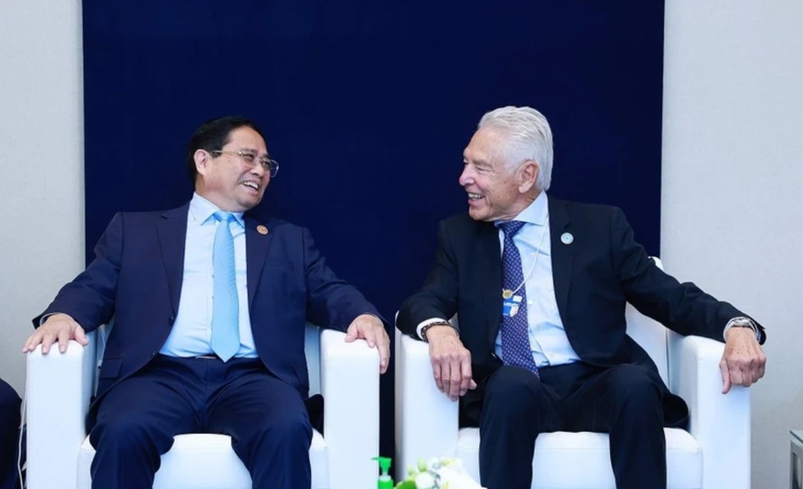 Thủ tướng Phạm Minh Chính gặp Chủ tịch lâm thời WEF Peter Brabeck-Letmathe. Ảnh: Dương Giang
