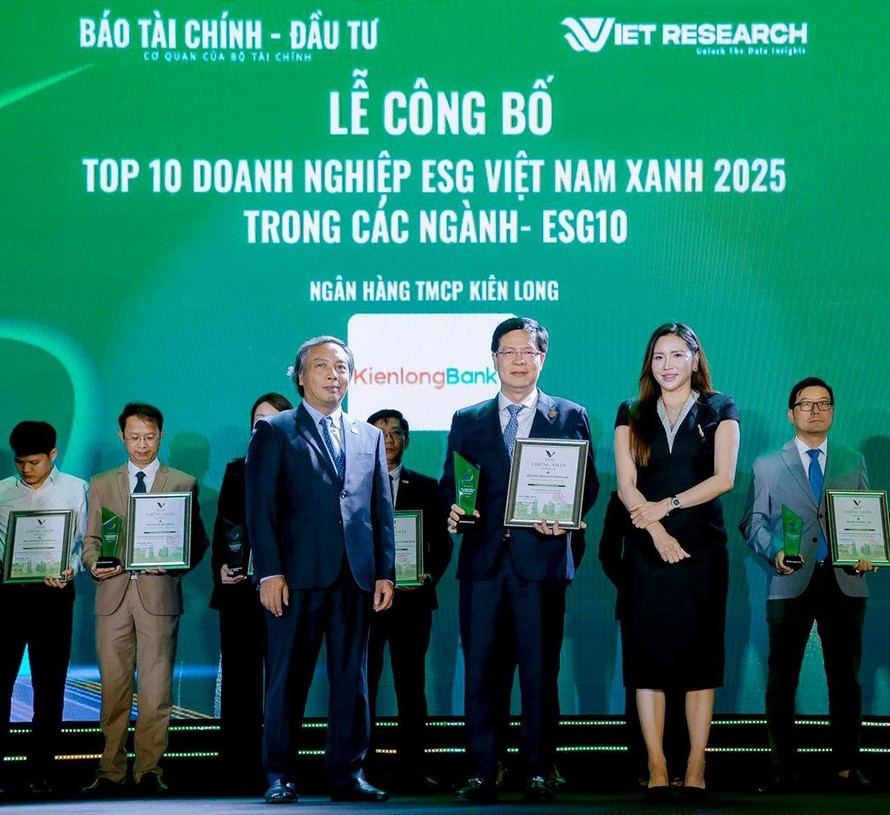 Ông Kim Minh Tuấn - Thành viên HĐQT KienlongBank (đứng giữa, hàng đầu) nhận chứng nhận "Top 10 Doanh nghiệp ESG Việt Nam Xanh 2025"