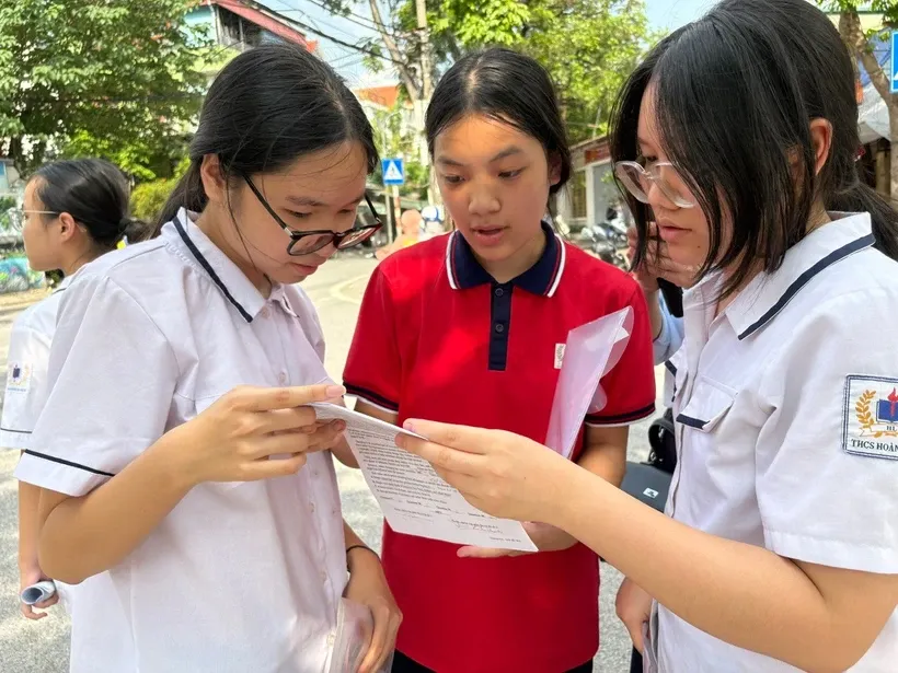 Thí sinh thảo luận bài sau giờ thi vào lớp 10. Ảnh: Phạm Mai