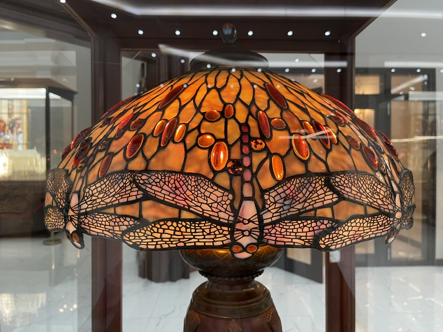 Đèn chuồn chuồn Tiffany được trưng bày tại Bảo tàng Nghệ thuật Kính màu (Trại Da Vinci, Ba Vì, Hà Nội).