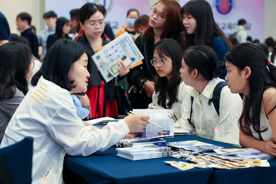 Đại diện Viện Khoa học và công nghệ Hàn Quốc (KAIST) tư vấn cho học sinh Việt Nam. Ảnh: Ngọc Long