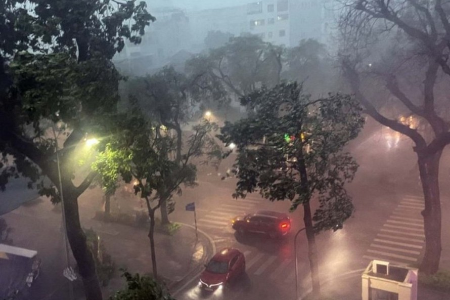 Mưa giông lớn bất ngờ khiến nhiều cây xanh, xe cộ bị quật đổ trên đường ở Hà Nội. Ảnh: An Đăng