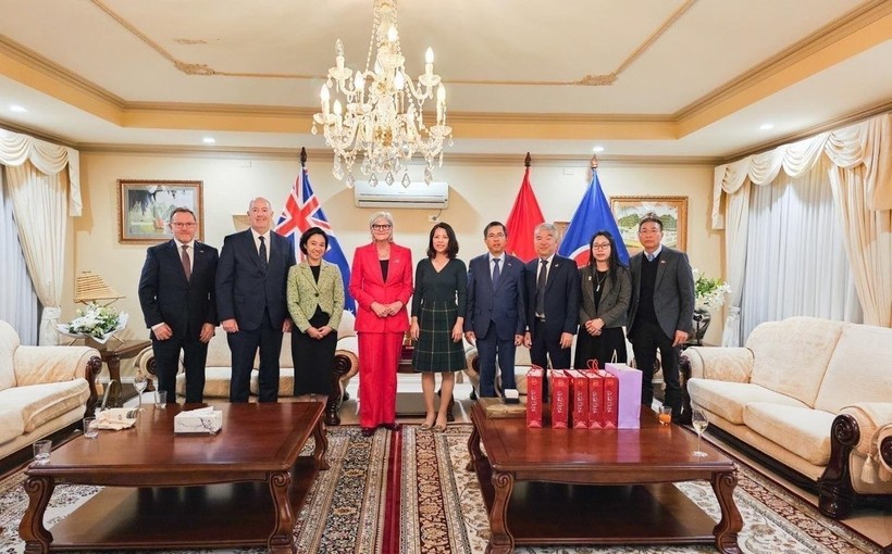 Toàn quyền Sam Mostyn (thứ 4, từ trái sang) và các quan chức Australia chụp ảnh lưu niệm cùng Đại sứ Việt Nam tại Australia Phạm Hùng Tâm (thứ 4, từ phải sang) và các trưởng đại diện cơ quan ngoại giao Việt Nam tại Australia.