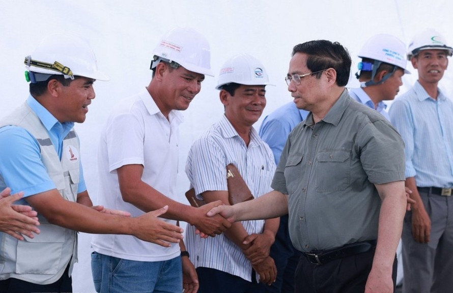 Thủ tướng Phạm Minh Chính với kỹ sư, công nhân thi công Dự án đường bộ cao tốc Châu Đốc-Cần Thơ-Sóc Trăng giai đoạn 1. Ảnh: Dương Giang