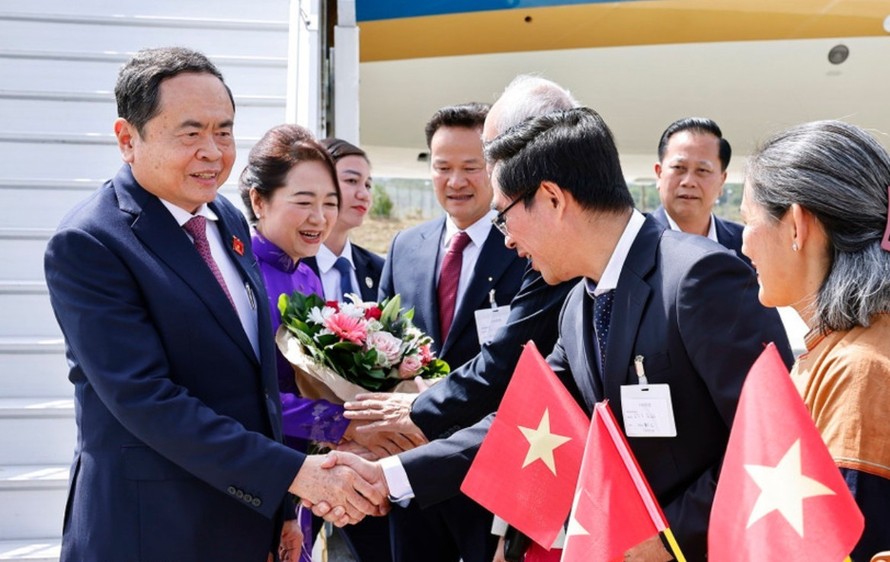 Cán bộ, nhân viên Đại sứ quán và cộng đồng người Việt Nam đón Chủ tịch Quốc hội Trần Thanh Mẫn và Phu nhân tại sân bay quốc tế Geneva. Ảnh: Doãn Tấn