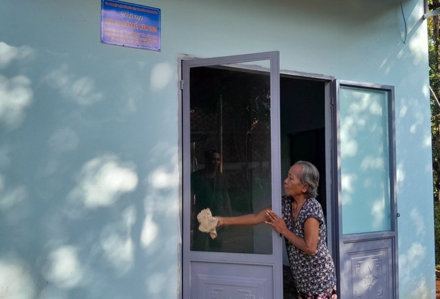 Hộ gia đình ông bà Lê Thế Sang thôn Thác Dài, xã Phú Văn, huyện Bù Gia Mập nhận nhà mới trong chương trình xóa nhà tạm, nhà dột nát.