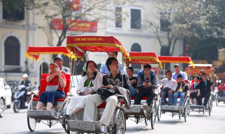 Du khách tham quan Hà Nội.