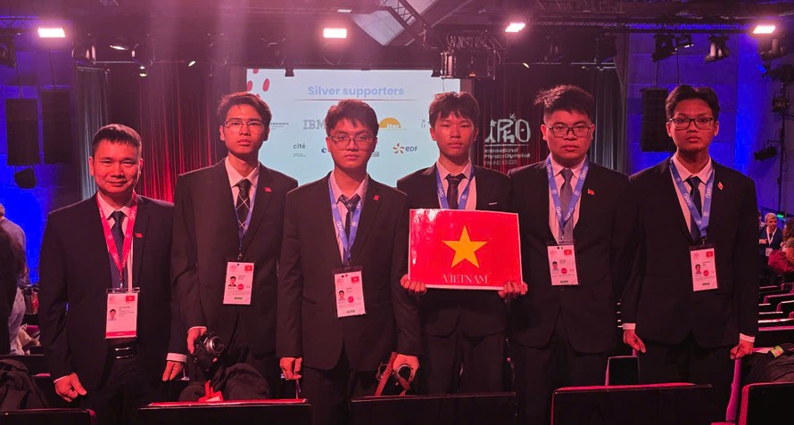 Năm thí sinh Việt Nam đều đoạt giải ở kỳ thi Olympic Vật lý Quốc tế 2025.