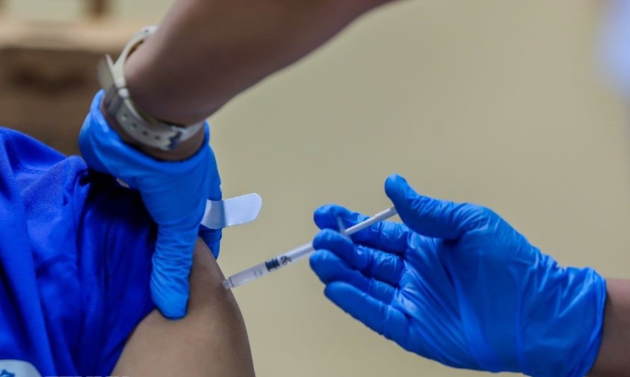 Tiêm vaccine.