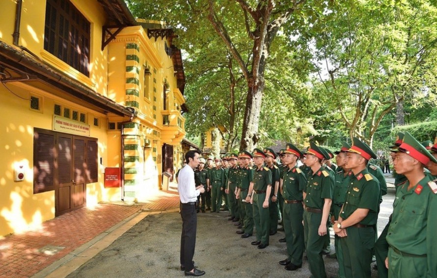 Cán bộ, chiến sỹ thuộc các lực lượng tham gia Lễ diễu binh, diễu hành kỷ niệm 80 năm Cách mạng tháng Tám và Quốc khánh 2/9 tham quan Khu Di tích Chủ tịch Hồ Chí Minh.