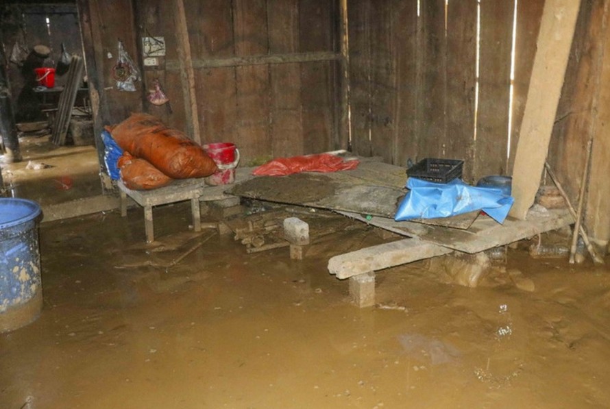 Nhiều nhà dân ở Điện Biên ngập trong nước và bùn đất (ảnh chụp lúc 7g25 ngày 2/8). Ảnh: Xuân Tư