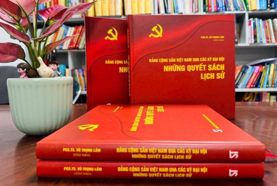 Cuốn sách “Đảng Cộng sản Việt Nam qua các kỳ Đại hội - Những quyết sách lịch sử.”
