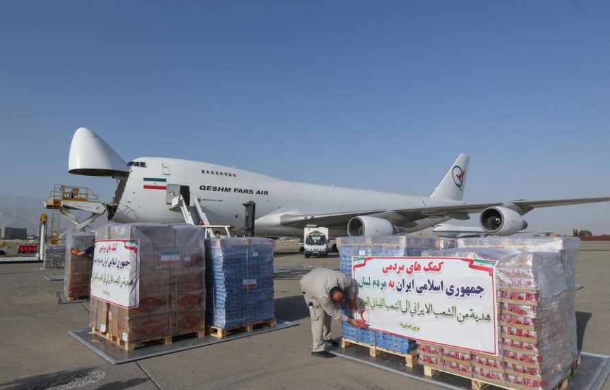 Hàng viện trợ của Hội Chữ thập đỏ Iran tại sân bay Mehrabad ở Tehran, Iran. 