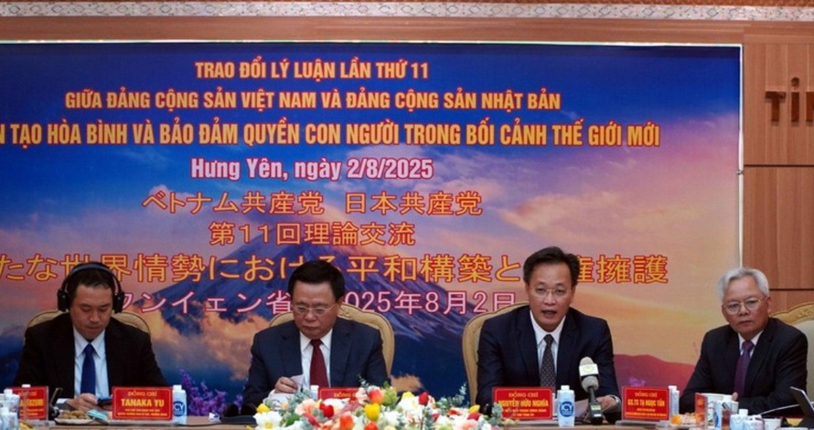 Đại diện Đảng Cộng sản Việt Nam, Đảng Cộng sản Nhật Bản và lãnh đạo tỉnh Hưng Yên chủ trì hội thảo trao đổi lý luận lần thứ 11. Ảnh: Nguyễn Công Hải