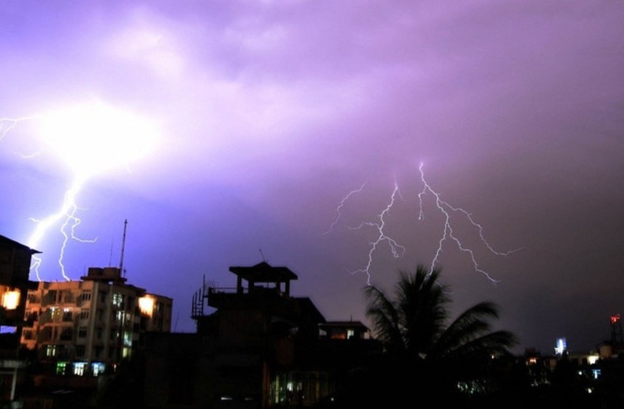 Những tia sét trên bầu trời tại Guwahati, Ấn Độ.