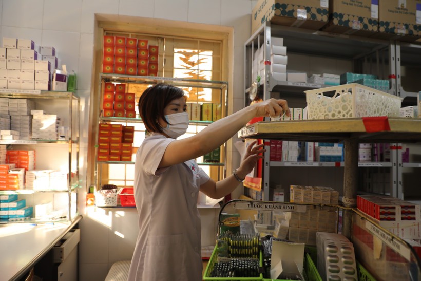 Nhân viên y tế làm công tác cấp phát thuốc.