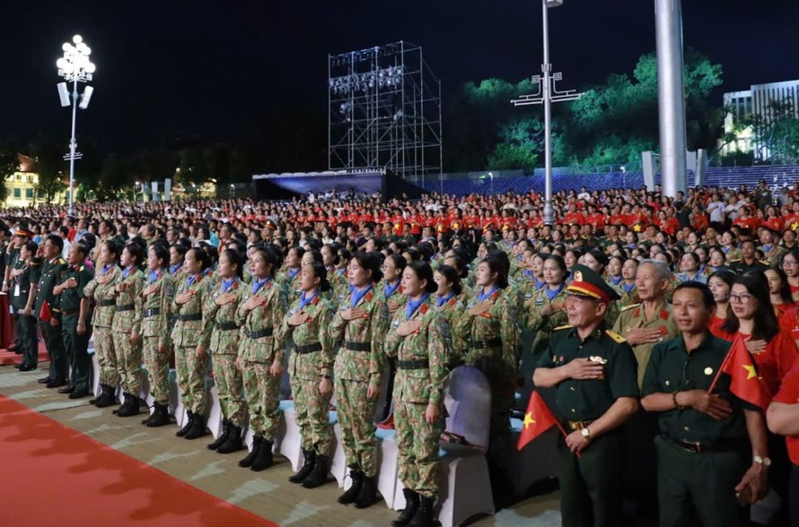 Khán giả dự Chương trình chính luận nghệ thuật tại Quảng trường Ba Đình. 