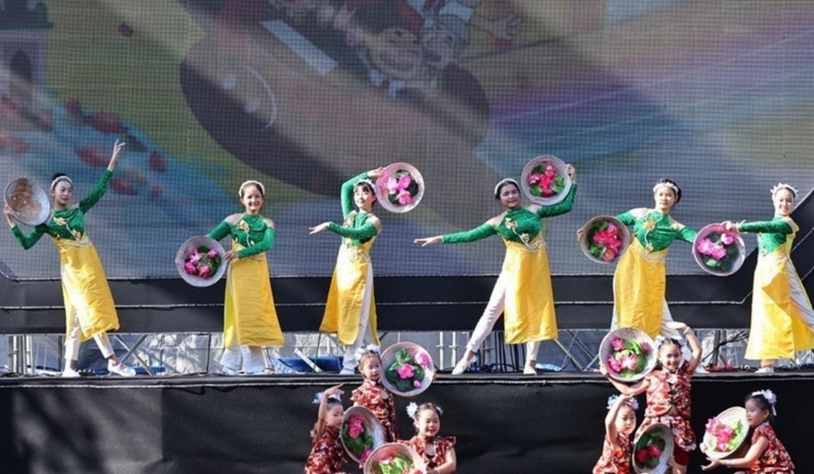 Các tiết mục nghệ thuật đặc sắc do thiếu nhi biểu diễn. Ảnh: Minh Đức