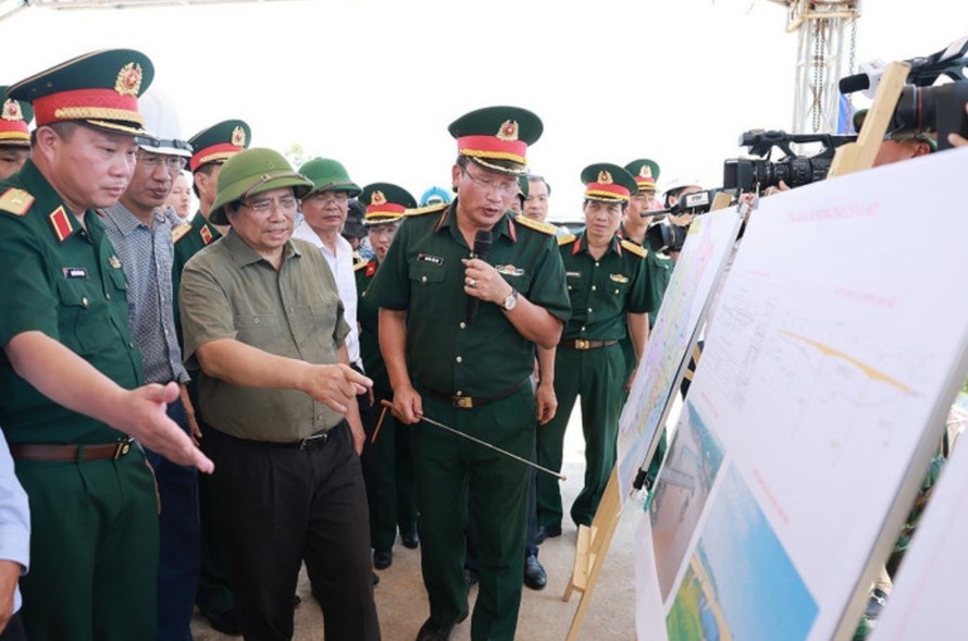 Thủ tướng Phạm Minh Chính kiểm tra tiến độ thi công cầu Phong Châu mới trên Quốc lộ 32C, tỉnh Phú Thọ. Ảnh: Dương Giang