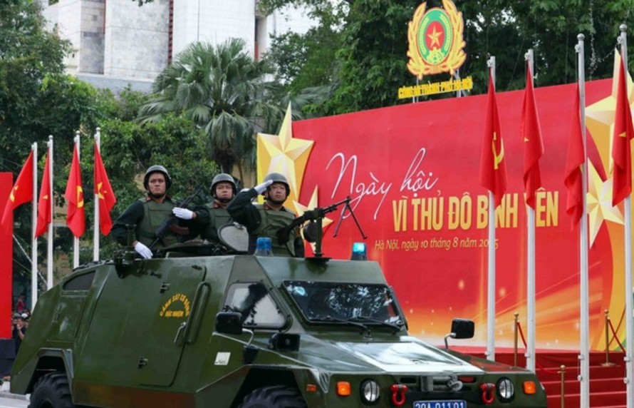 Màn diễu binh của khối xe ôtô đặc chủng Cảnh sát cơ động. Ảnh: Phạm Kiên