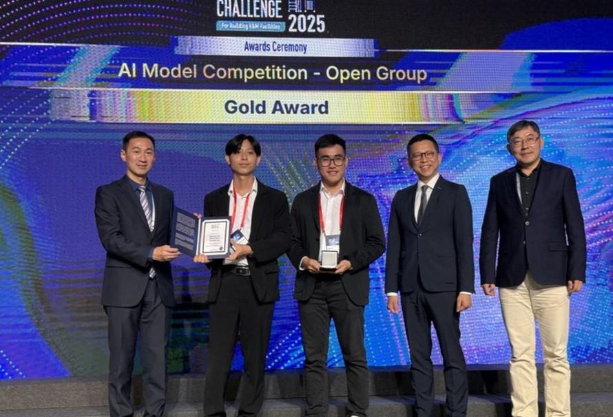 Kỹ sư Lương Đức Long thuộc Tập đoàn Viettel và anh Nguyễn Hoàng Vũ - kỹ sư AI kiêm CEO của Công ty startup AIZ nhận giải Nhất cuộc thi. Ảnh: Mạc Luyện