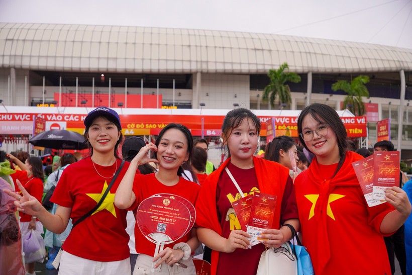 Sắc đỏ đã tràn ngập Sân vận động quốc gia Mỹ Đình. Ảnh: Bảo Ngọc