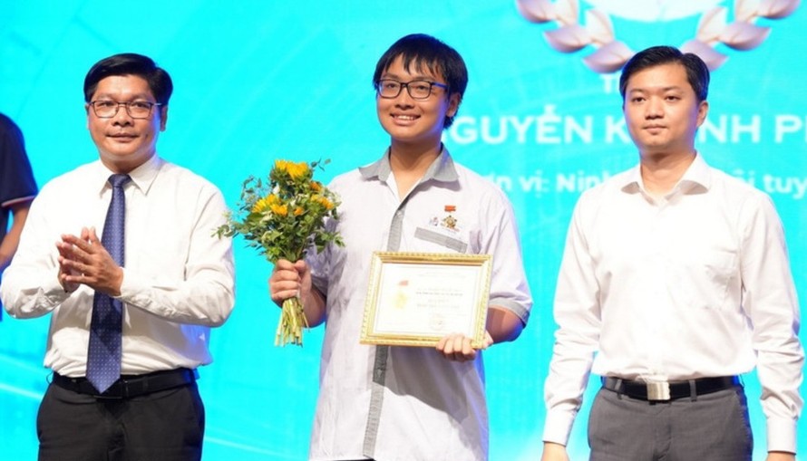 Trao giải cho thí sinh giành giải Nhất các bảng thi. Ảnh: Văn Dũng