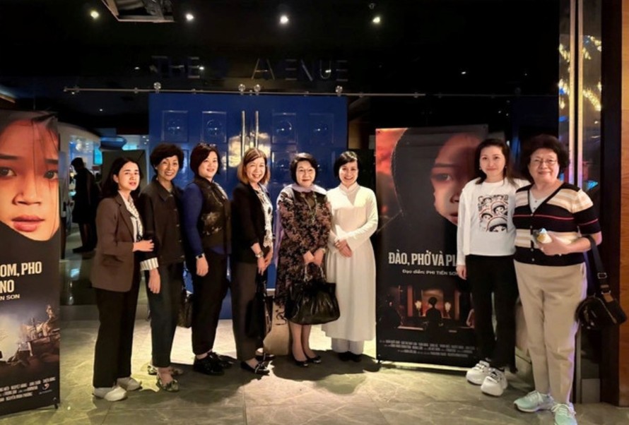 Tổng Lãnh sự Việt Nam tại Hong Kong Lê Đức Hạnh (mặc áo dài) cùng khách mời tại buổi công chiếu bộ phim "Đào, Phở và Piano" tại Hong Kong. Ảnh: Mạc Luyện