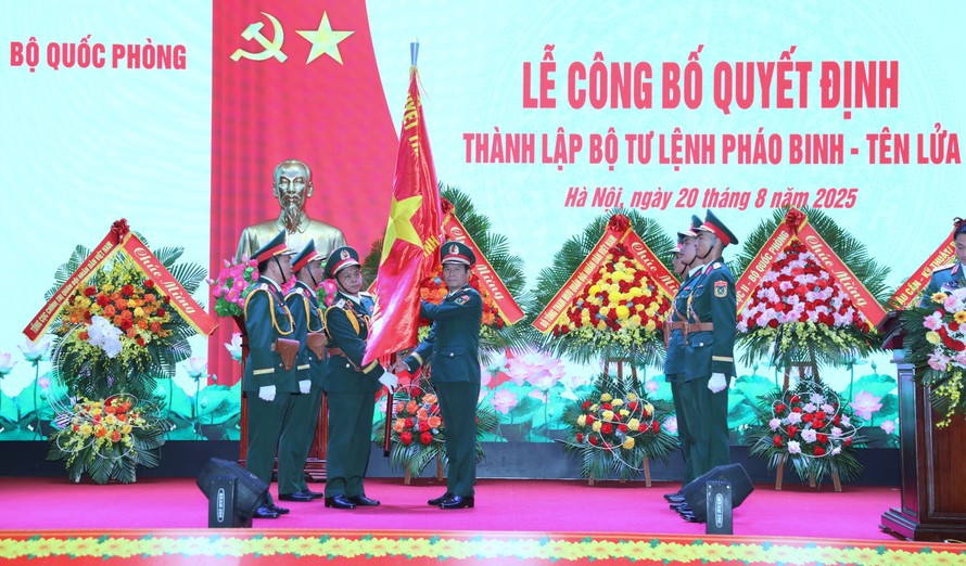Đại tướng Nguyễn Tân Cương Trao Quân kỳ Quyết thắng cho Bộ Tư lệnh Pháo binh - Tên lửa.