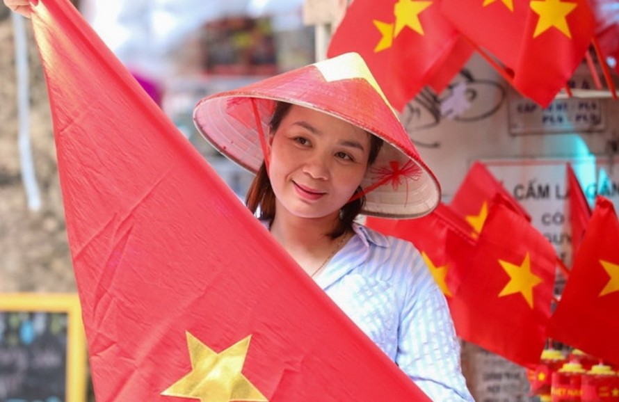 Người dân lưu lại khoảnh khắc với hình ảnh cờ Tổ quốc. Ảnh: Khánh Hòa