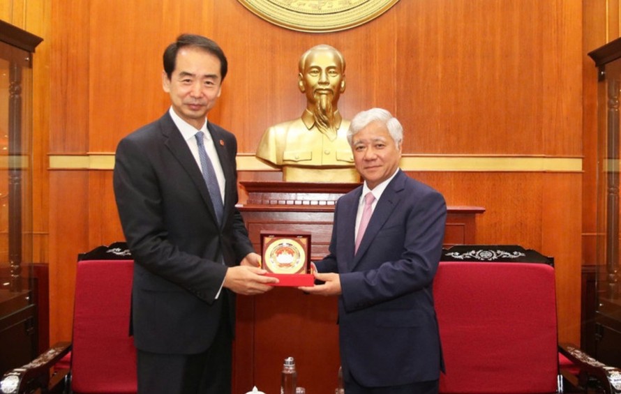 Đồng chí Đỗ Văn Chiến, Ủy viên Bộ Chính trị, Bí thư Trung ương Đảng, Chủ tịch Ủy ban Trung ương Mặt trận Tổ quốc Việt Nam tặng quà Đại sứ Trung Quốc tại Việt Nam Hà Vĩ.