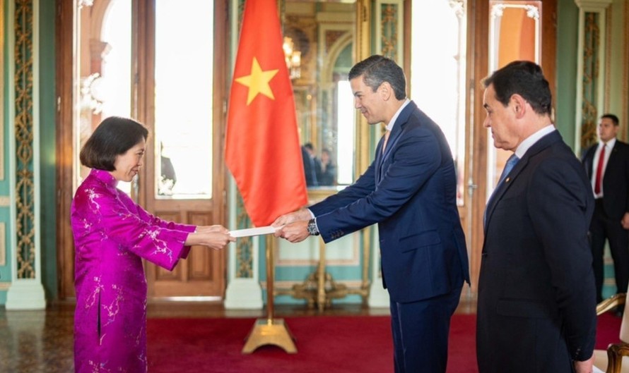Đại sứ Việt Nam Ngô Minh Nguyệt trình Thư ủy nhiệm của Chủ tịch nước Lương Cường lên Tổng thống Paraguay Santiago Peña Palacios. Nguồn: Đại sứ quán Việt Nam