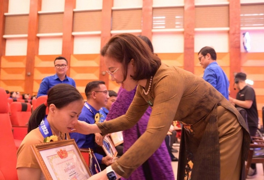 Trao trao Bằng khen cho thanh niên khuyết tật trong Chương trình. Ảnh: Hạnh Quyên