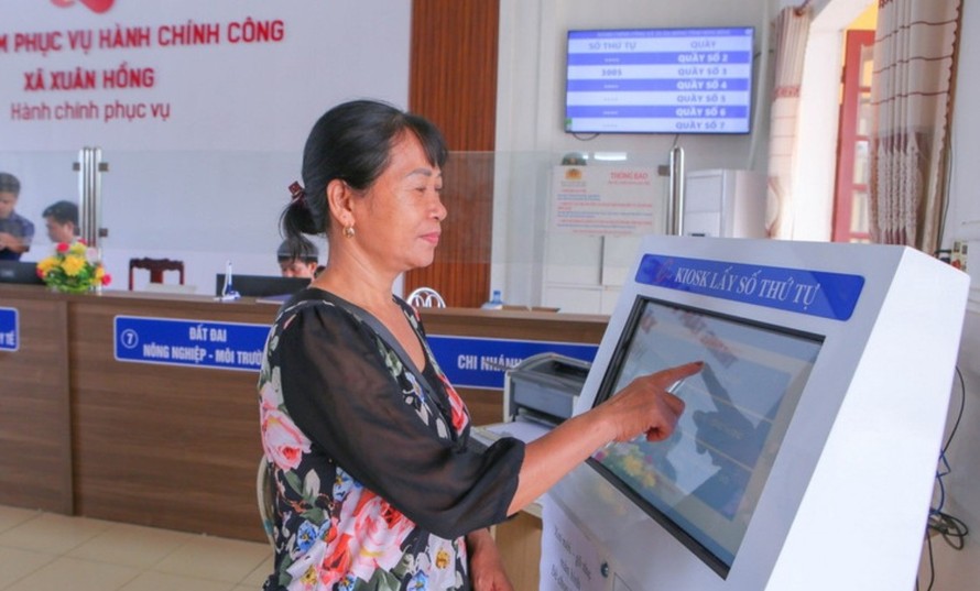 Người dân bấm số thứ tự để làm thủ tục hành chính tại Trung tâm phục vụ hành chính công xã Xuân Hồng, Ninh Bình. Ảnh: Công Luật