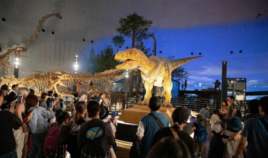 Mô hình khủng long bạo chúa có thể cử động. Ảnh: Xuân Giao