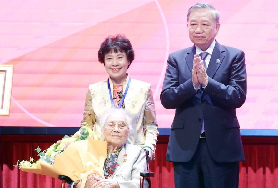 Tổng Bí thư Tô Lâm trao danh hiệu Anh hùng Lao động cho đồng chí Nguyễn Thị Bình, nguyên Ủy viên Trung ương Đảng, nguyên Phó Chủ tịch nước, nguyên Bộ Trưởng Bộ Ngoại giao Chính phủ cách mạng lâm thời Cộng hòa miền Nam Việt Nam. Ảnh: Thống Nhất