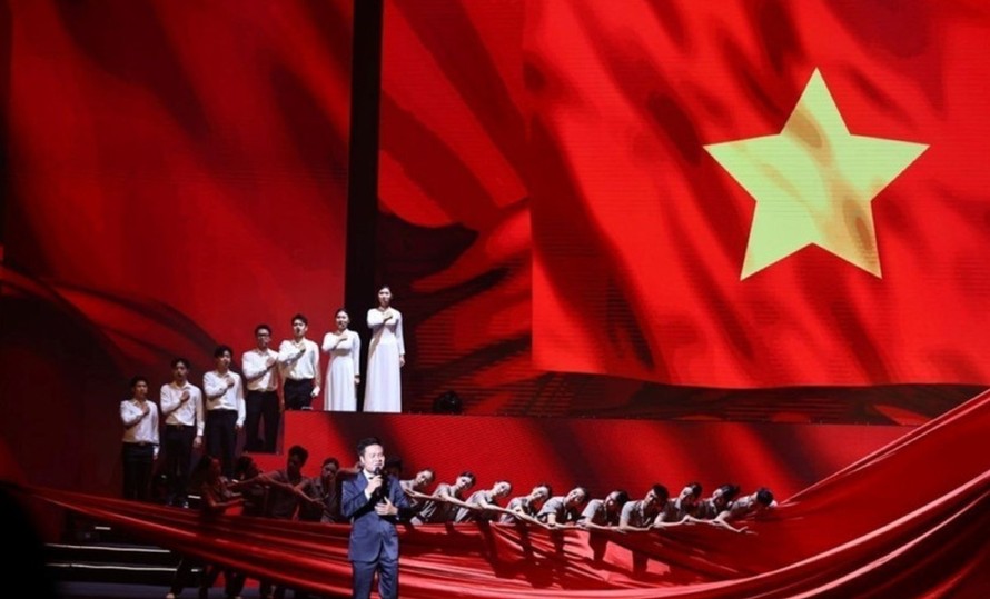 Các tiết mục ca ngợi Đảng quang vinh, Bác Hồ vĩ đại; lịch sử cách mạng hào hùng, thể hiện tinh thần quyết tâm của toàn Đảng, toàn quân, toàn dân đưa đất nước bước vào kỷ nguyên mới - kỷ nguyên vươn mình của dân tộc. Ảnh: Minh Đức