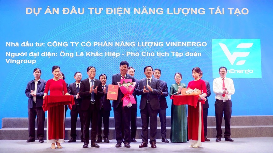 Ông Lê Khắc Hiệp - Phó Chủ tịch Tập đoàn Vingroup (đứng giữa) nhận biên bản thỏa thuận hợp giữa Công ty cổ phần Năng lượng VinEnergo với UBND tỉnh Gia Lai.