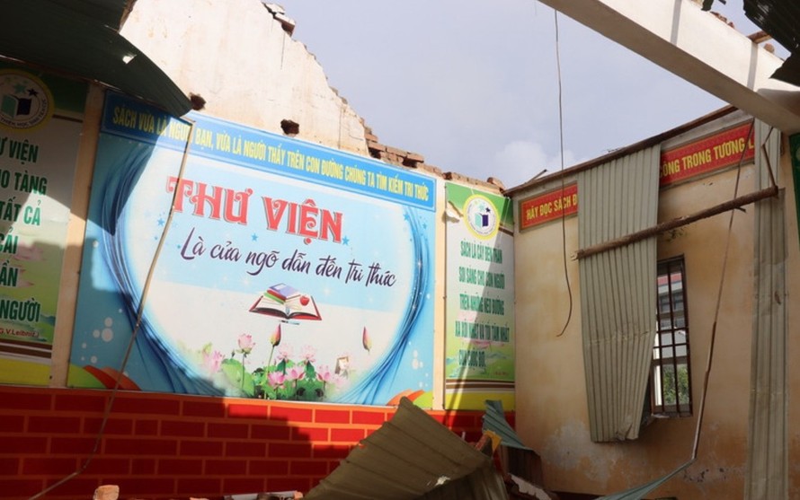 Phòng thư viện của Trường THCS Sơn Lộc, xã Xuân Lộc, tỉnh Hà Tĩnh, tan hoang sau bão. Ảnh: Hoàng Ngà