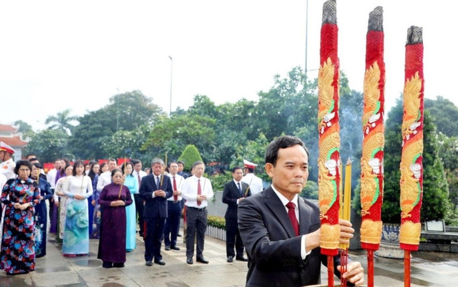 Bí thư Thành ủy Thành phố Hồ Chí Minh Trần Lưu Quang dâng hương tại Nghĩa trang Thành phố Hồ Chí Minh (Lạc Cảnh). Ảnh: Thanh Vũ