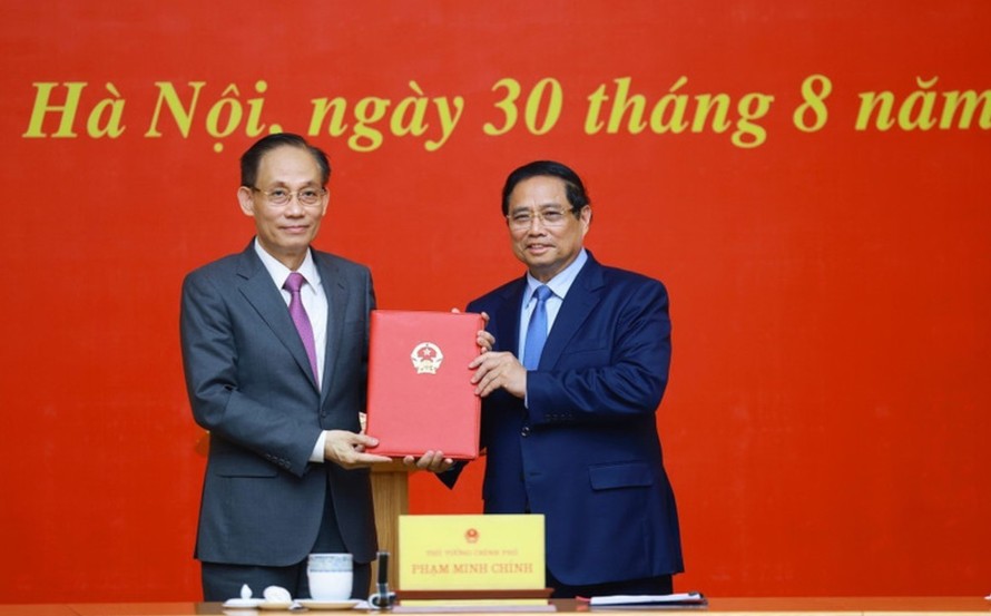 Thủ tướng Phạm Minh Chính trao quyết định bổ nhiệm ông Lê Hoài Trung, Bí thư Trung ương Đảng, nguyên Chánh Văn phòng Trung ương Đảng giữ chức Quyền Bộ trưởng Bộ Ngoại giao. Ảnh: Dương Giang