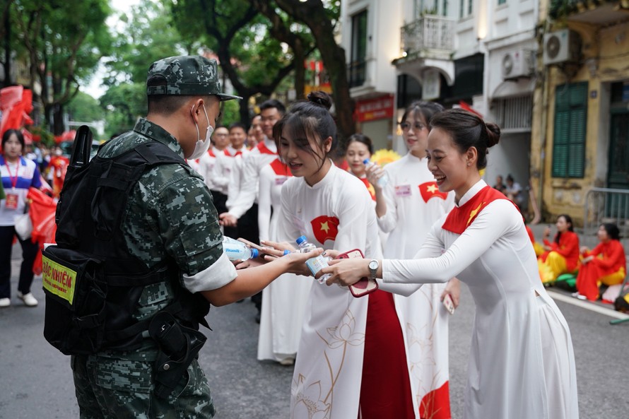 Tiếp nước giữa giờ làm nhiệm vụ. Ảnh: Vi Nam